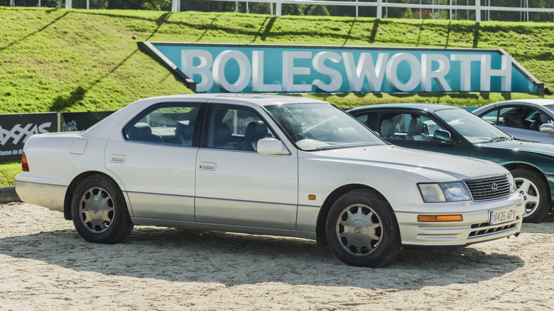 Ein zweifarbiger weißer und silberner Lexus LS400 auf Kies, vorne 3/4 Blick