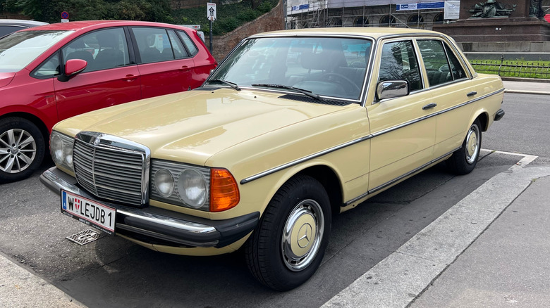A W123 Mercedes, Front 3/4 Blick, Creme Äußere