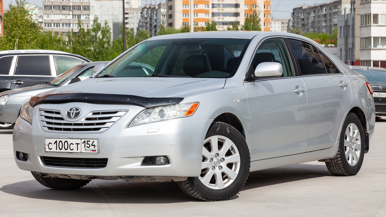 Ein Toyota Camry der sechsten Generation in Silber mit einem Motorhauben -BH, vorne 3/4 Blick