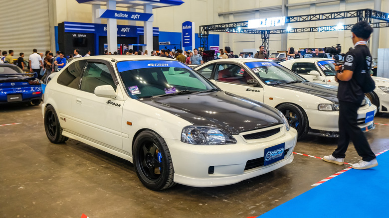 Ein weißer Ek9 Honda Civic Type R bei einer Tuning -Show, vorne 3/4 Ansicht