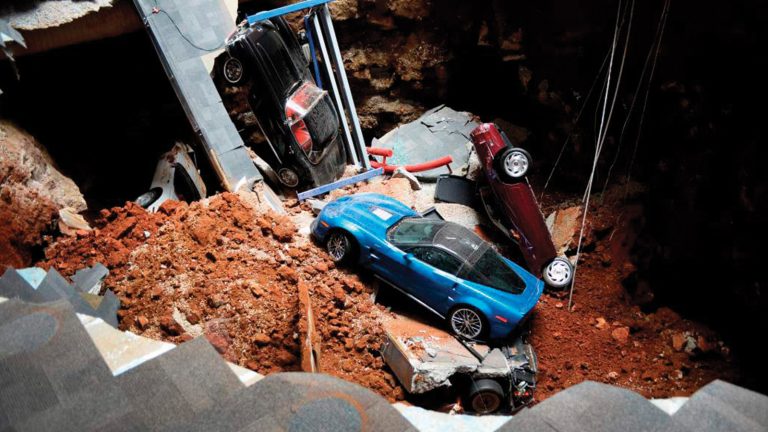 Corvette Museum Sinkloch: Wie ist es passiert und wie viele Autos waren verloren?