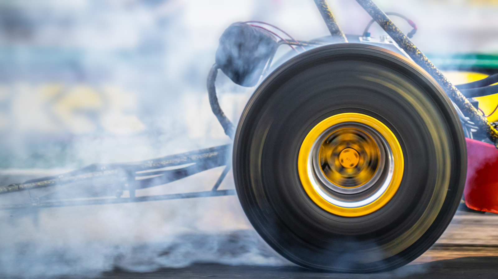 Warum sind Drag Strip Race Tracks klebrig?