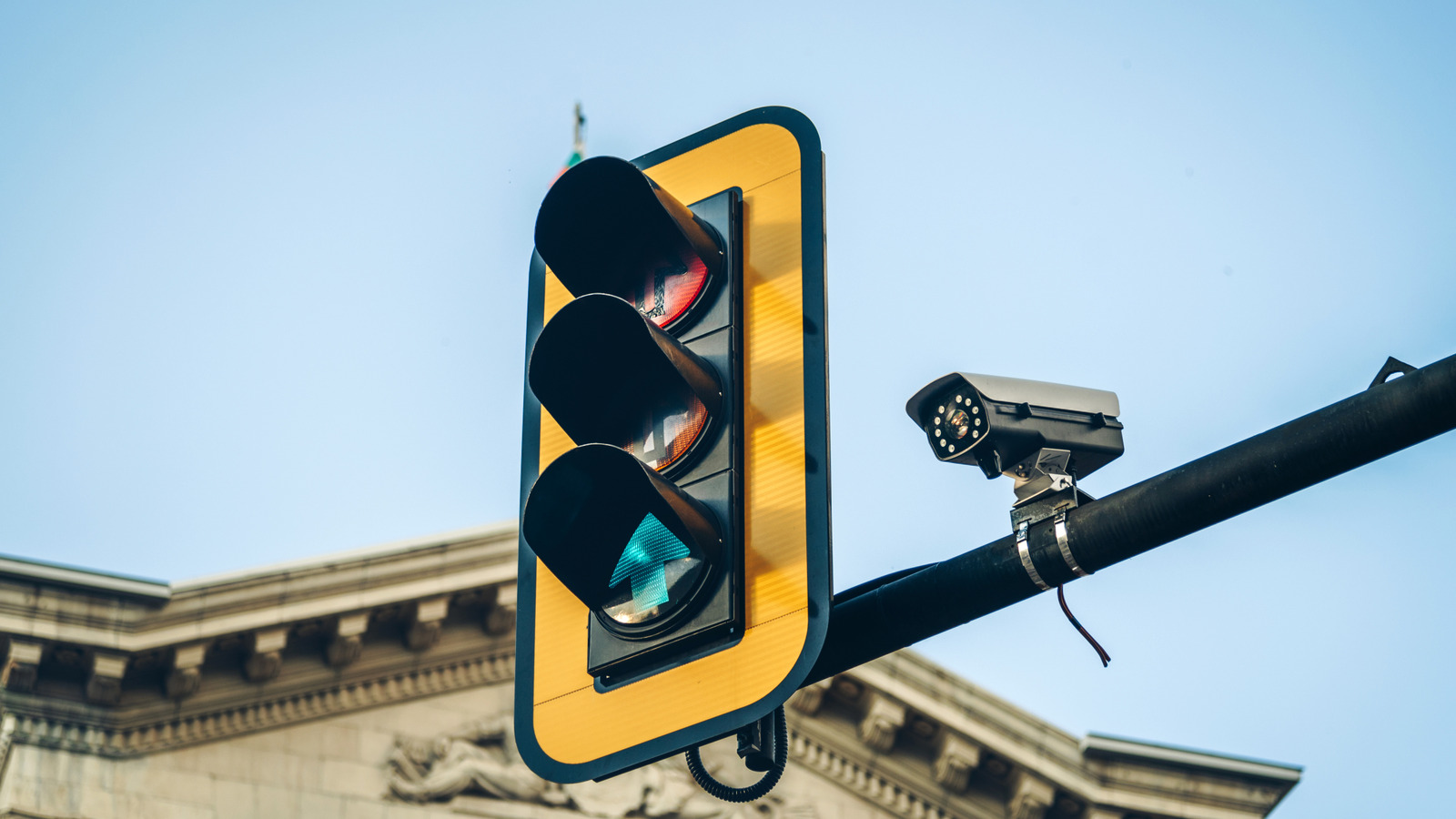 Nein, nicht alle Ampeln haben Kameras - hier erfahren Sie, wie Sie möglicherweise diejenigen identifizieren können, die dies tun