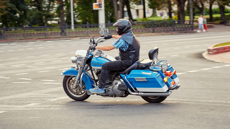HARLEY DAVIDSON ROAD KING MODEL IN THE City Road.