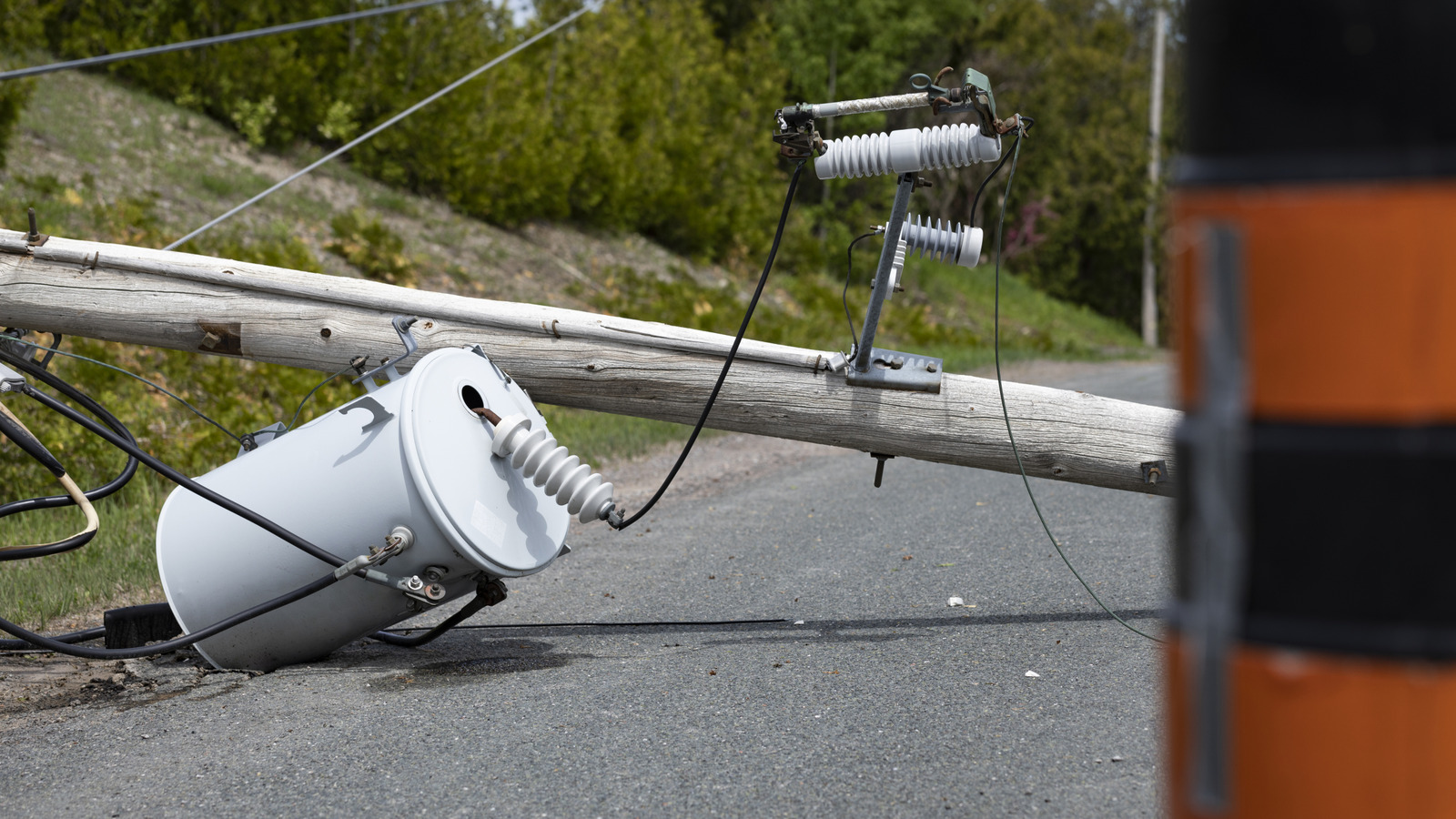 Was sollten Sie tun, wenn Ihr Auto eine Stromleitung und Stände trifft?