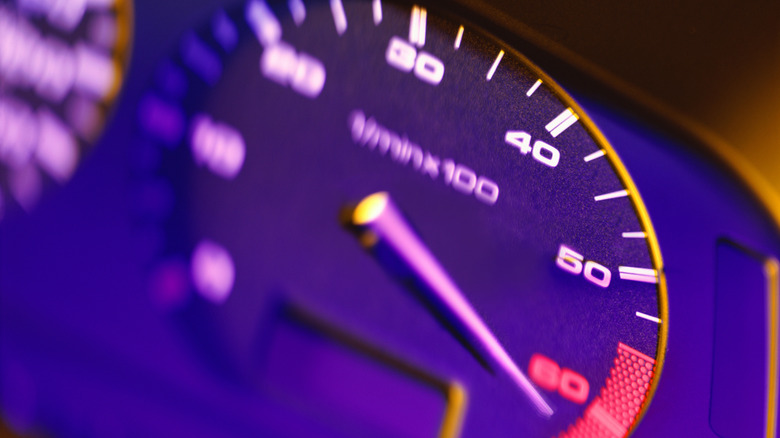 Fahrzeug -Tachometer mit hoher Drehzahl messen