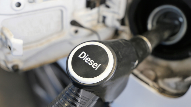 Ein Dieselauto tanken